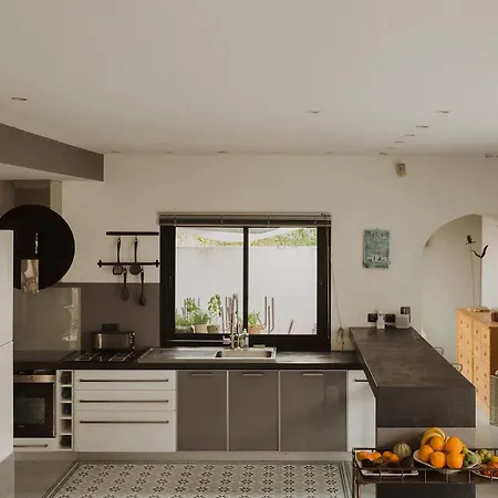 Moderne Avec Piscine A 200m De La