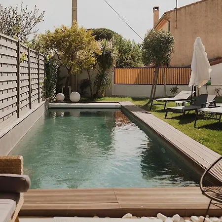 Moderne Avec Piscine A 200m De La