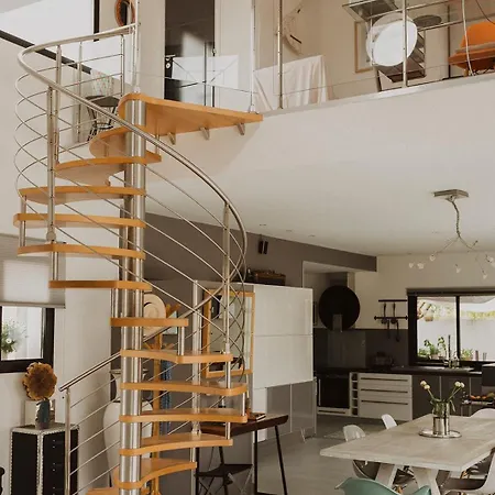 Moderne Avec Piscine A 200m De La *